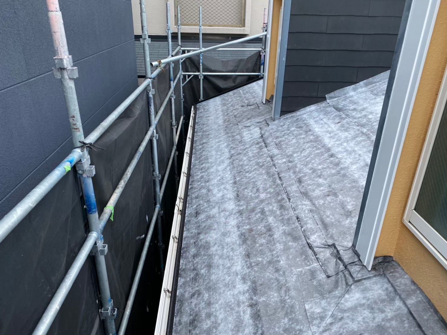 スレートの上から防水紙設置